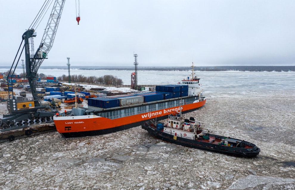 Экипажам судов, прибывших в порты Архангельска и Онеги, запрещён сход на берег